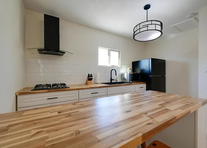 Couple's Escape! 3 Mi To Dtwn & Roosevelt Row Apartment