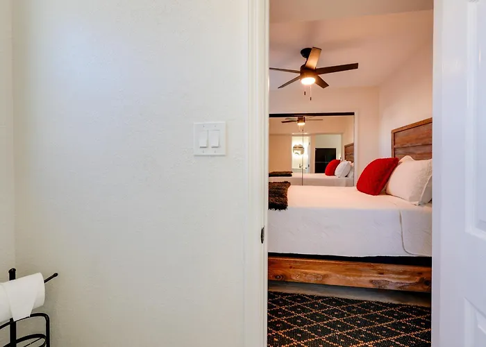 Couple's Escape! 3 Mi To Dtwn & Roosevelt Row Apartment *